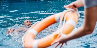 Guía de primeros auxilios: Qué hacer y qué evitar si alguien se está ahogando