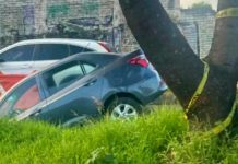 Automóvil cae a excavación de las obras del Morebús en Morelia