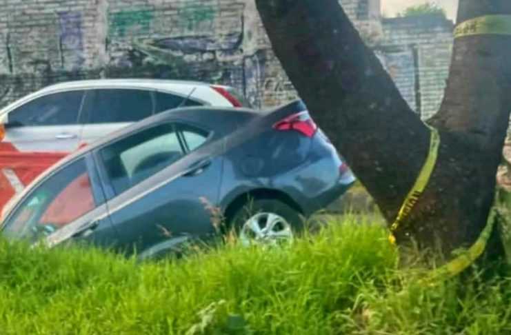 Automóvil cae a excavación de las obras del Morebús en Morelia