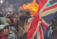 Aficionados Argentinos queman dandera de Reino Unido en lugar de Inglaterra