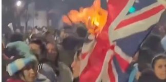 Aficionados Argentinos queman dandera de Reino Unido en lugar de Inglaterra