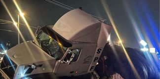 Tráiler se trepa a división de concreto y estuvo a punto de volcar en Morelia