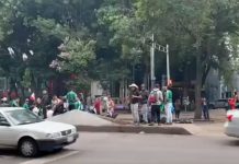 ¡La fiesta no para! Aficionados de la Selección Mexicana se la amanecen en Reforma para celebrar el pase a octavos