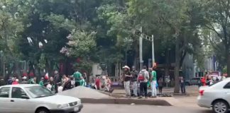¡La fiesta no para! Aficionados de la Selección Mexicana se la amanecen en Reforma para celebrar el pase a octavos