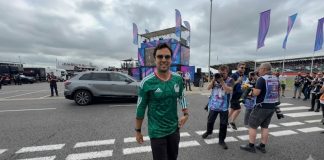Checo Pérez llega al GP de Gran Bretaña con la playera de México