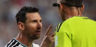 Lionel Messi protagoniza tenso cruce con el árbitro João Pinheiro en el Mundial