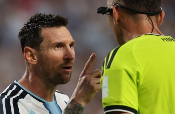 Lionel Messi protagoniza tenso cruce con el árbitro João Pinheiro en el Mundial