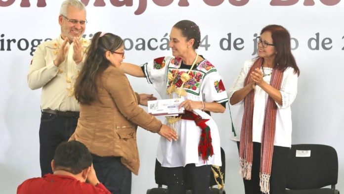 Apoyo histórico para las michoacanas; 146 mil reciben la Pensión Mujeres Bienestar