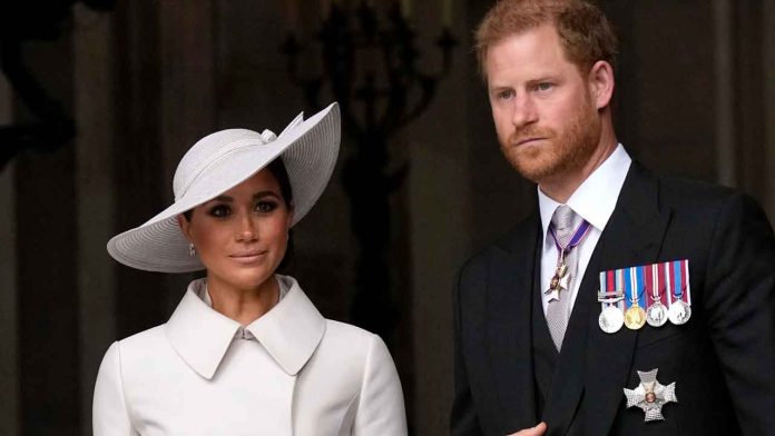 El-rey-Carlos-III-recibe-a-Harry-Meghan-y-a-sus-nietos