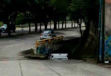 Error de cálculo deja una camioneta atorada debajo de un puente en Morelia