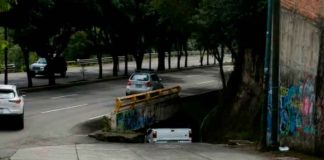 Error de cálculo deja una camioneta atorada debajo de un puente en Morelia