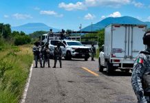Hallan a un hombre sin vida, semidesnudo y embolsado en la carretera Apatzingán-Buenavista