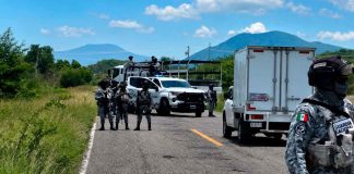 Hallan a un hombre sin vida, semidesnudo y embolsado en la carretera Apatzingán-Buenavista