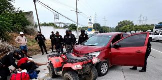 Choque entre automóvil y cuatrimoto deja a una adulta mayor gravemente lesionada en Apatzingán