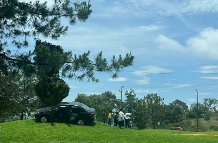 Auto se sube a jardinera, a pocos metros de glorieta Juan Pablo II, al sur de Morelia