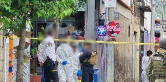 Motociclista balea a dos hombres que bebían cerveza afuera de tienda en Santa María de Guido