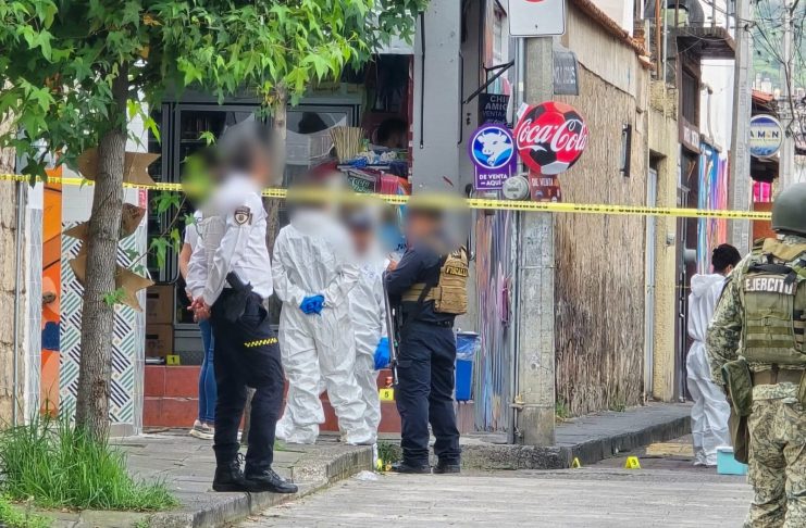 Motociclista balea a dos hombres que bebían cerveza afuera de tienda en Santa María de Guido