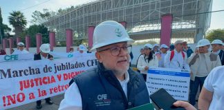 Jubilados de la CFE, se manifiestan para exigir se les regrese su sueldo
