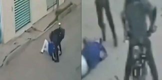 #VIDEO // Captan violento asalto en Puebla: Sujetos en moto derriban y golpean a una mujer