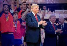 #VIDEO // Trump quiso aparecer en la foto del campeón y protagonizó un momento incómodo con España