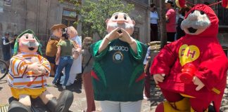 El Dr. Simi en todos lados menos en al farmacia; las botargas de este emblemático personaje inundaron de sonrisas