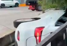 Auto cae a canal pluvial y termina volcado en la colonia Lomas de Vista Bella, Morelia