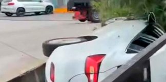 Auto cae a canal pluvial y termina volcado en la colonia Lomas de Vista Bella, Morelia