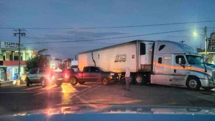 bloqueos-mantienen-paralizada-la-carretera-Uruapan