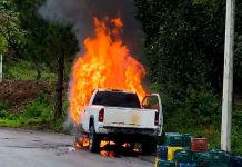 Camioneta cargada con aguacate arde en llamas sobre la carretera Tancítaro-San Juan Nuevo