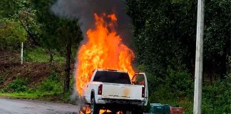Camioneta cargada con aguacate arde en llamas sobre la carretera Tancítaro-San Juan Nuevo