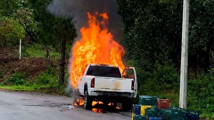 camioneta-incendio-aguacate-carretera-tancitaro-san-juan-nuevo