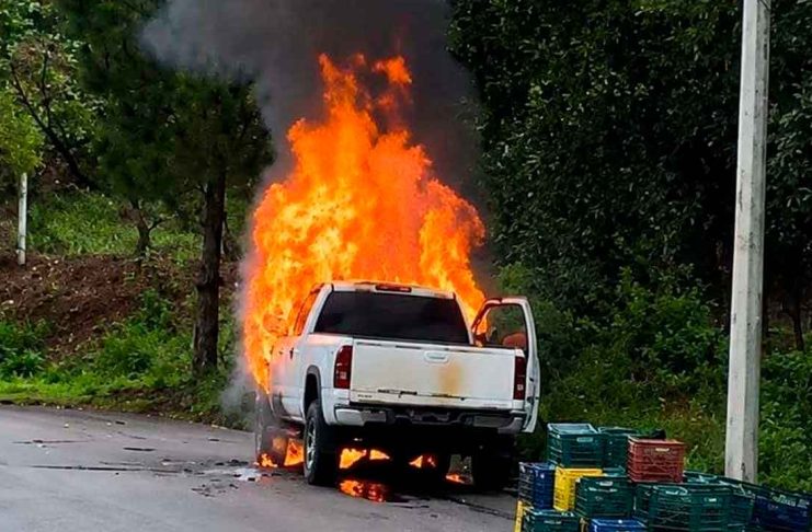 Camioneta cargada con aguacate arde en llamas sobre la carretera Tancítaro-San Juan Nuevo