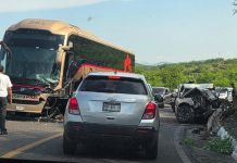 Fatal choque entre autobús y camioneta, en la libre Uruapan – Lázaro Cárdenas