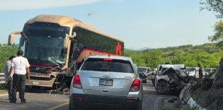 Fatal choque entre autobús y camioneta, en la libre Uruapan – Lázaro Cárdenas