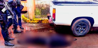 Ejecutan a un hombre en Cotija; junto al cuerpo aseguran cargadores para fusil y equipo táctico
