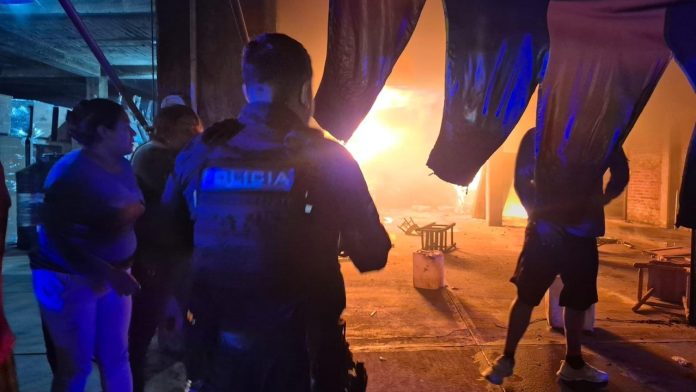 fuerte-incendio-muebleria-capacuaro-uruapan-paracho