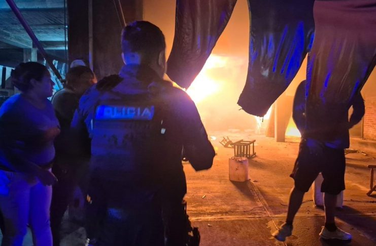 Se incendia mueblería en Capacuaro