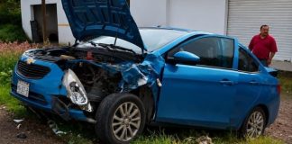 Conductor huye tras provocar choque en La Piedad; pierde la placa y la fascia de su vehículo