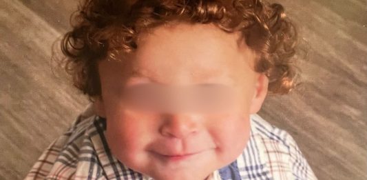Declaran muerto a un bebé y lo hallan respirando horas después en la morgue
