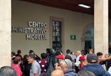 Morelianos toman el portal del CAM para bailar danzón