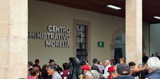 Morelianos toman el portal del CAM para bailar danzón