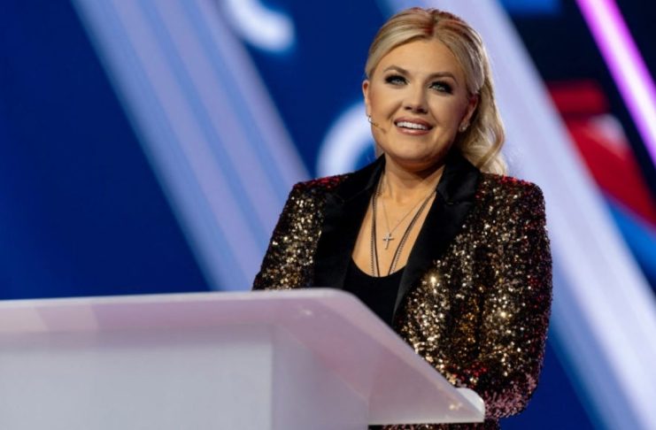 Erika Kirk propone omitir el voto femenino por el “sufragio por hogar” en la cumbre conservadora