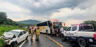 Se registra fuerte choque de frente entre autobús de pasajeros y automóvil, en Ixtlán