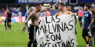 Argentina celebra pase a la final con manta sobre las Malvinas y se arriesga a sanción de la FIFA