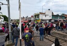 Vecinos de Jacarandas bloquean vías del tren y exigen puente peatonal