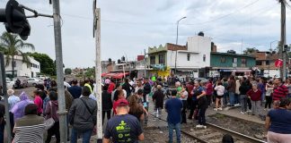 Vecinos de Jacarandas bloquean vías del tren y exigen puente peatonal
