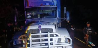 Sujetos armados bloquean la Morelia-Quiroga con dos vehículos de carga atravesados