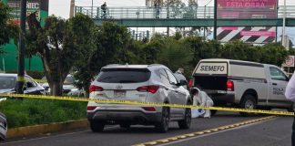 #VIDEO // Motorepartidor muere tras ser impactado por camioneta en el Libramiento Sur de Morelia; hay un herido
