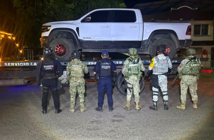 Aseguran camioneta blindada con alteraciones en sus medios de identificación en Lázaro Cárdenas