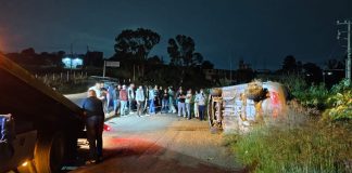 Vuelca vehículo en la Morelia-Charo; hay dos heridos